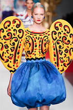 モスキーノ 2020年春夏コレクション - 額縁から飛び出す！？アートの主役たち｜写真22