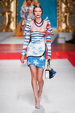 モスキーノ 2020年春夏コレクション - 額縁から飛び出す！？アートの主役たち｜写真26