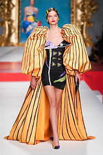 モスキーノ 2020年春夏コレクション - 額縁から飛び出す！？アートの主役たち｜写真28