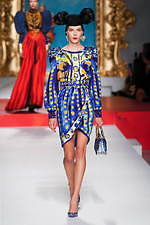 モスキーノ 2020年春夏コレクション - 額縁から飛び出す！？アートの主役たち｜写真30