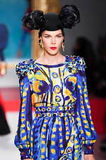 モスキーノ 2020年春夏コレクション - 額縁から飛び出す！？アートの主役たち｜写真31