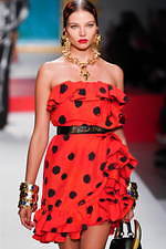 モスキーノ 2020年春夏コレクション - 額縁から飛び出す！？アートの主役たち｜写真41