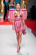 モスキーノ 2020年春夏コレクション - 額縁から飛び出す！？アートの主役たち｜写真51