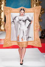 モスキーノ 2020年春夏コレクション - 額縁から飛び出す！？アートの主役たち｜写真56