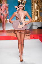 モスキーノ 2020年春夏コレクション - 額縁から飛び出す！？アートの主役たち｜写真59