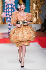 モスキーノ 2020年春夏コレクション - 額縁から飛び出す！？アートの主役たち｜写真62