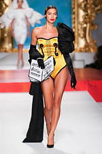 モスキーノ 2020年春夏コレクション - 額縁から飛び出す！？アートの主役たち｜写真64