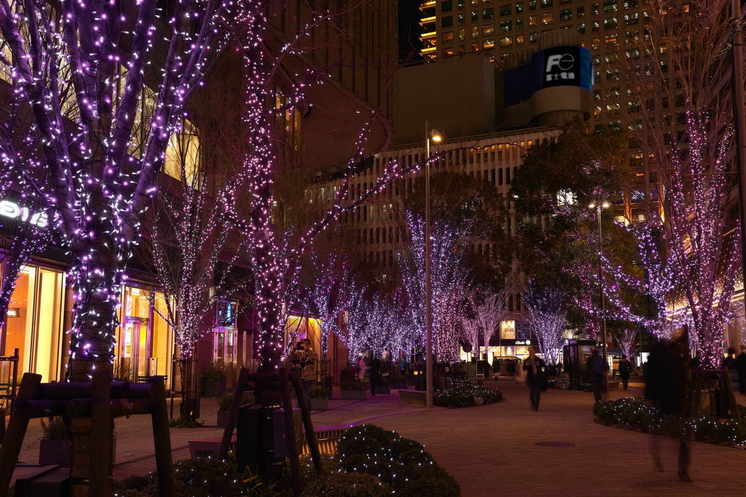 東京ミッドタウン日比谷のイルミネーション“宇宙”着想のクリスマスツリー＆季節で変わるライトアップ｜写真6