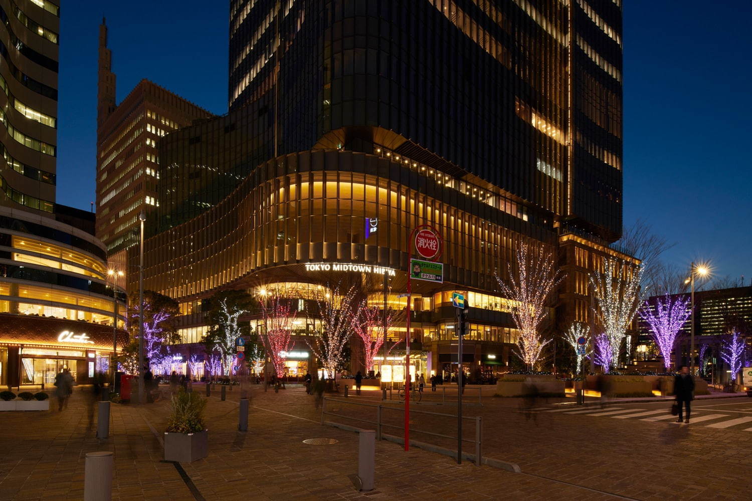 東京ミッドタウン日比谷のイルミネーション“宇宙”着想のクリスマスツリー＆季節で変わるライトアップ｜写真9