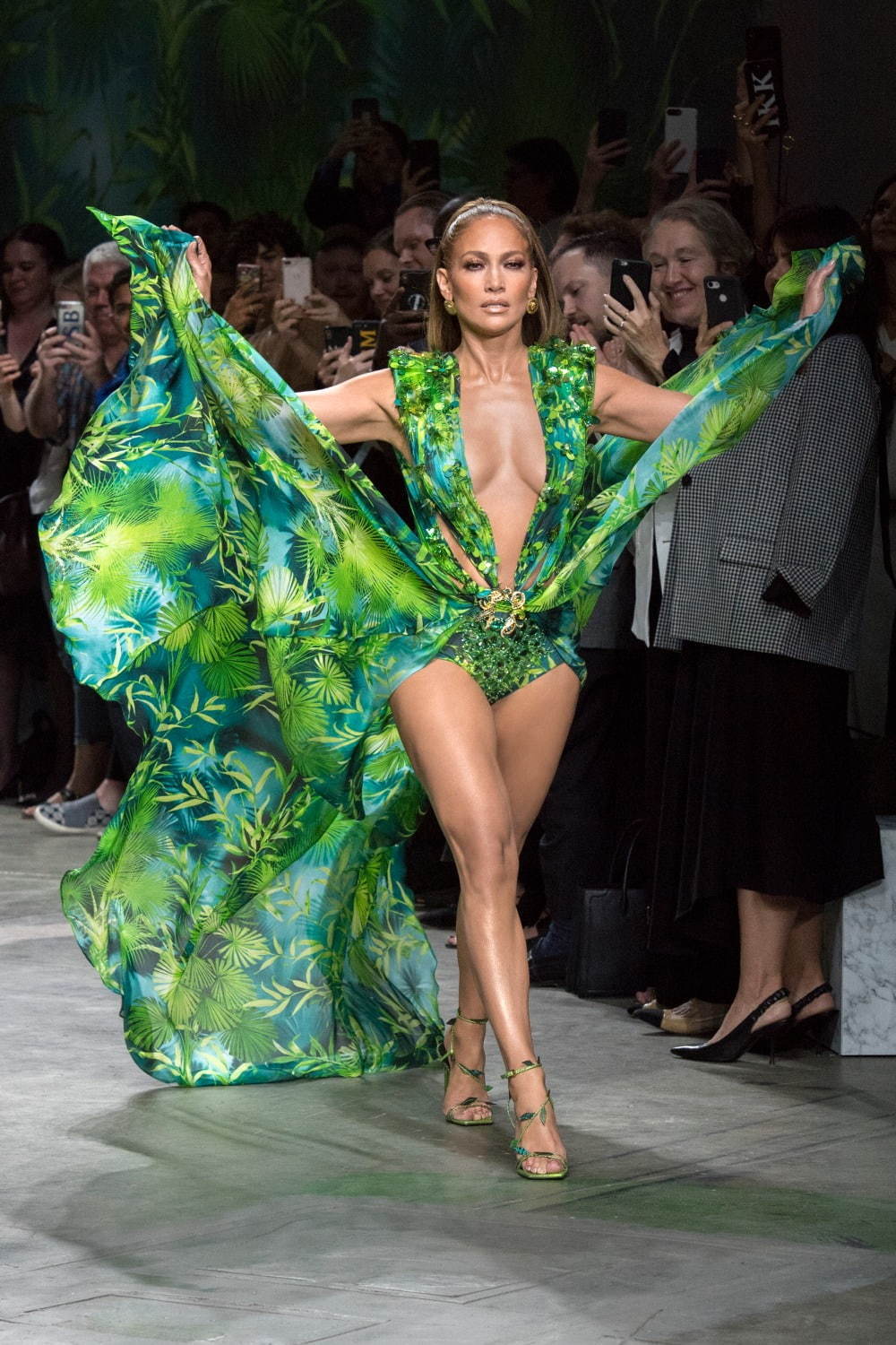 ヴェルサーチェ 2020年春夏コレクション、ジェニファー・ロペスが纏ったトロピカルドレスへの賛辞｜写真61