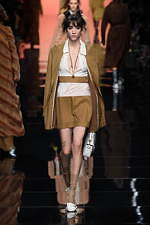 フェンディ 2020年春夏コレクション - 夢見るフェミニニティと超現実｜写真18