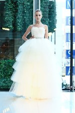 オスカー・デ・ラ・レンタのウエディングドレスが日本初上陸！ノバレーゼが販売・レンタルで取り扱いを開始｜写真24