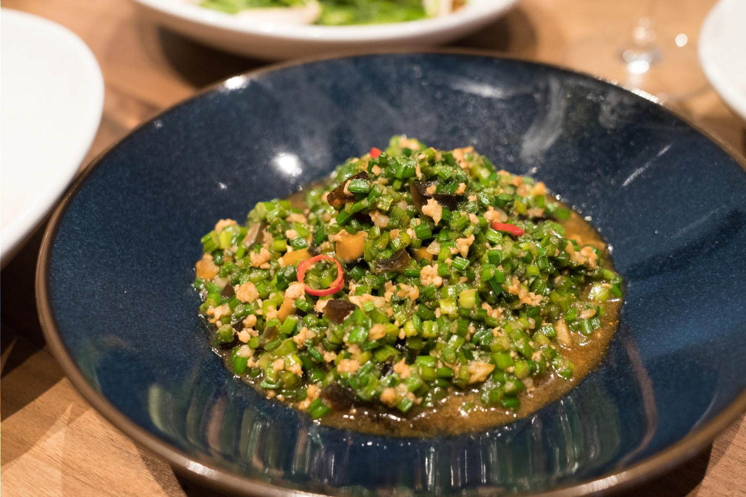 松花蒼蠅頭 花ニラとピータン 豚挽肉のピリ辛炒め