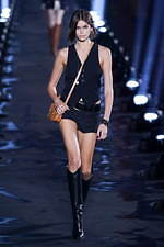 サンローラン 2020年春夏ウィメンズコレクション - 眩いばかりの煌めきを湛えて｜写真7