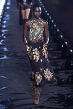 サンローラン 2020年春夏ウィメンズコレクション - 眩いばかりの煌めきを湛えて｜写真18