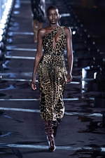 サンローラン 2020年春夏ウィメンズコレクション - 眩いばかりの煌めきを湛えて｜写真20