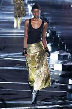 サンローラン 2020年春夏ウィメンズコレクション - 眩いばかりの煌めきを湛えて｜写真23