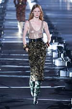 サンローラン 2020年春夏ウィメンズコレクション - 眩いばかりの煌めきを湛えて｜写真25