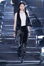 サンローラン 2020年春夏ウィメンズコレクション - 眩いばかりの煌めきを湛えて｜写真29