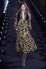 サンローラン 2020年春夏ウィメンズコレクション - 眩いばかりの煌めきを湛えて｜写真31