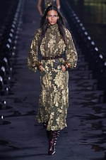 サンローラン 2020年春夏ウィメンズコレクション - 眩いばかりの煌めきを湛えて｜写真39