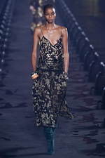 サンローラン 2020年春夏ウィメンズコレクション - 眩いばかりの煌めきを湛えて｜写真42