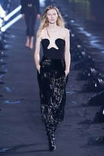 サンローラン 2020年春夏ウィメンズコレクション - 眩いばかりの煌めきを湛えて｜写真45