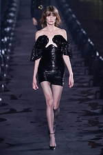 サンローラン 2020年春夏ウィメンズコレクション - 眩いばかりの煌めきを湛えて｜写真48