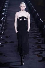 サンローラン 2020年春夏ウィメンズコレクション - 眩いばかりの煌めきを湛えて｜写真50