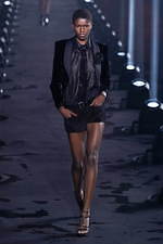 サンローラン 2020年春夏ウィメンズコレクション - 眩いばかりの煌めきを湛えて｜写真66