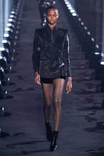 サンローラン 2020年春夏ウィメンズコレクション - 眩いばかりの煌めきを湛えて｜写真67