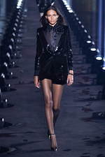 サンローラン 2020年春夏ウィメンズコレクション - 眩いばかりの煌めきを湛えて｜写真81