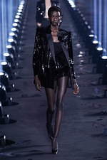 サンローラン 2020年春夏ウィメンズコレクション - 眩いばかりの煌めきを湛えて｜写真84