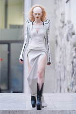 リック・オウエンス 2020年春夏ウィメンズコレクション - モダンな鎧を纏った戦士｜写真11