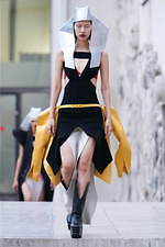 リック・オウエンス 2020年春夏ウィメンズコレクション - モダンな鎧を纏った戦士｜写真18