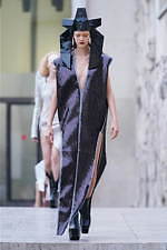 リック・オウエンス 2020年春夏ウィメンズコレクション - モダンな鎧を纏った戦士｜写真25