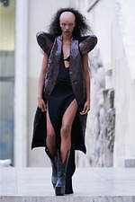 リック・オウエンス 2020年春夏ウィメンズコレクション - モダンな鎧を纏った戦士｜写真27