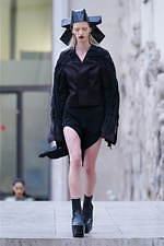 リック・オウエンス 2020年春夏ウィメンズコレクション - モダンな鎧を纏った戦士｜写真44