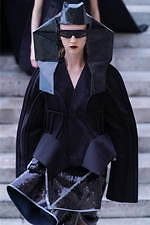 リック・オウエンス 2020年春夏ウィメンズコレクション - モダンな鎧を纏った戦士｜写真49