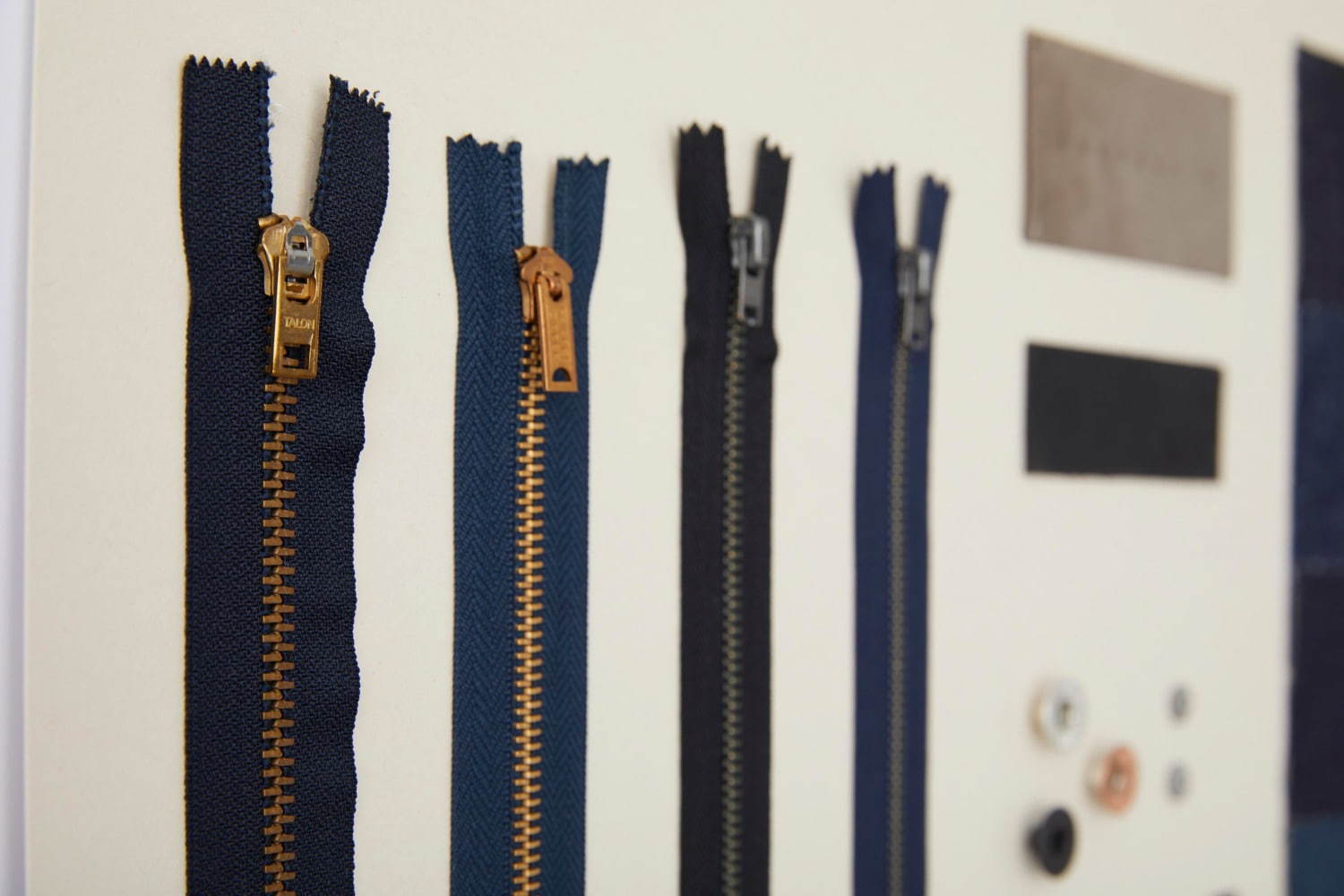 KURO初のデニムカスタムイベントが原宿で、フィット感調整＆デットストックのファスナーも