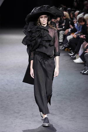 ヨウジヤマモト 2020年春夏ウィメンズコレクション - 漆黒の世界にエネルギッシュな色彩を投じて｜写真1