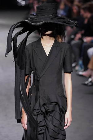ヨウジヤマモト 2020年春夏ウィメンズコレクション - 漆黒の世界にエネルギッシュな色彩を投じて｜写真4