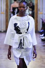 イーチ アザー 2020年春夏コレクション - 意外性をもたらすドローイング｜写真17