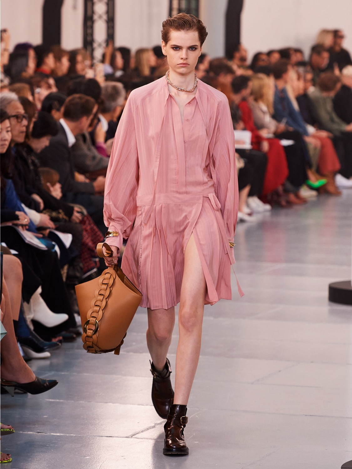 年春コーデは くすみピンク でキマリ 甘すぎない 大人着こなし術を一挙紹介 ファッションプレス