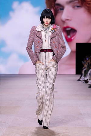 ルイ ヴィトン 年春夏コレクション アールヌーヴォーが呼び起こすベル エポックの活気 ファッションプレス