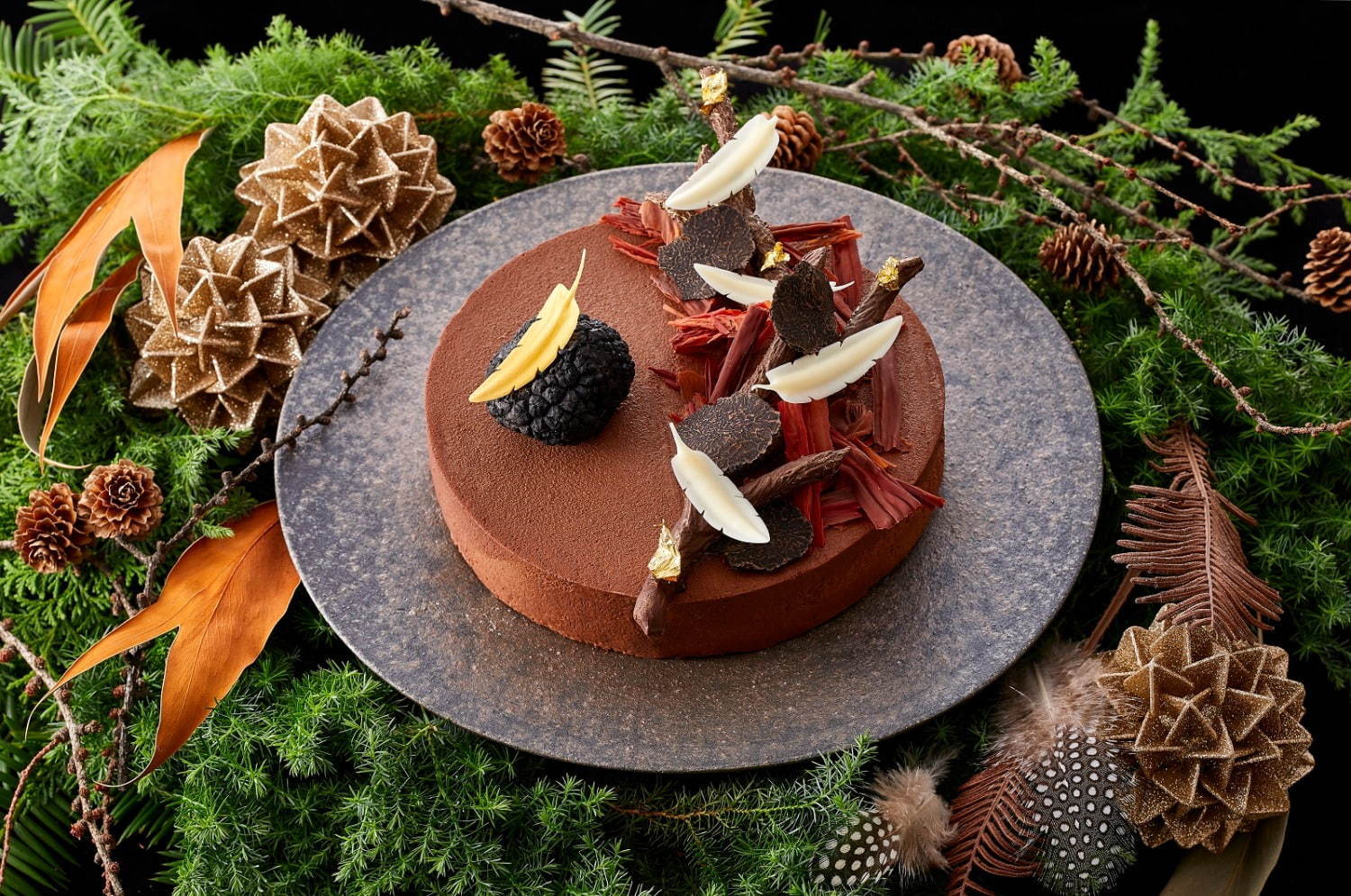 帝国ホテル 東京のクリスマスケーキ、森が着想“トリュフ尽くし”のチョコレートケーキなど｜写真1