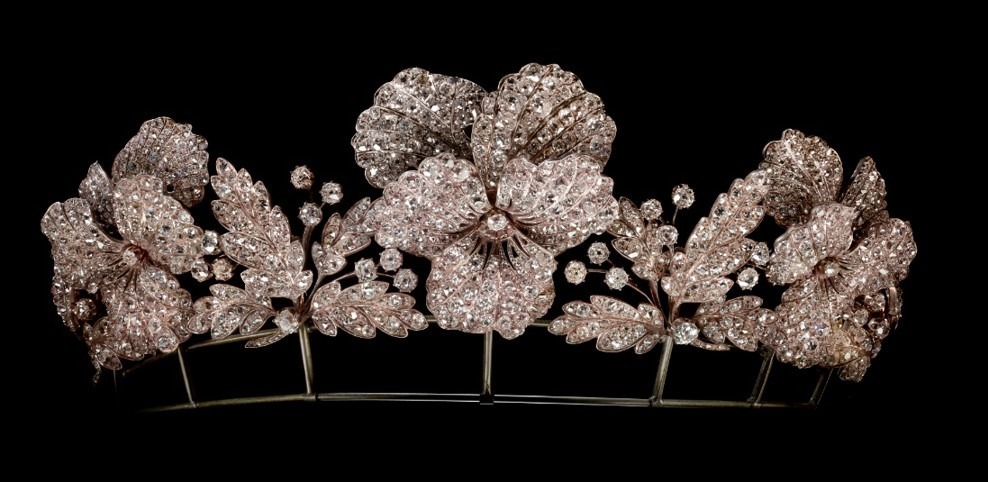 「パンジーの花のティアラ」 ジャン＝バティスト・フォサン 1850年頃 ゴールド、シルバー、ダイヤモンド パリ、ショーメ コレクション