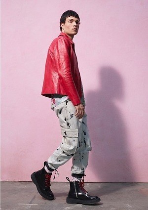 H&M×ジャンバティスタ・ヴァリのメンズアイテム、“貴族プリント”の 