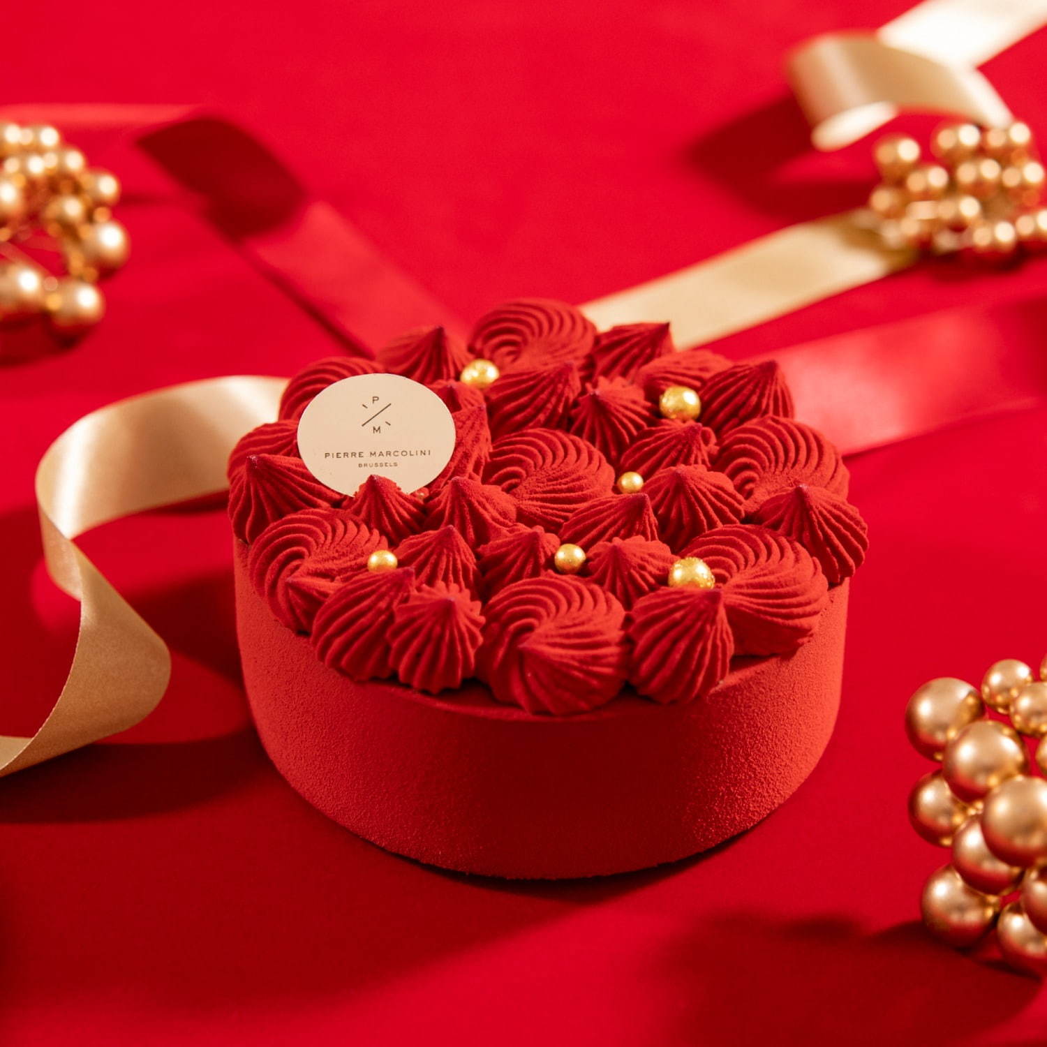 ピエール マルコリーニ“真っ赤な”クリスマスケーキ、ビターチョコレートムース×キャラメル｜写真1