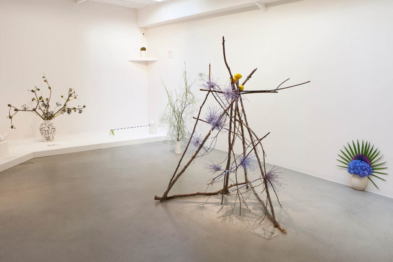 現代美術家カミーユ・アンロの展覧会が東京で“いけばな”着想のインスタレーションなど｜写真2
